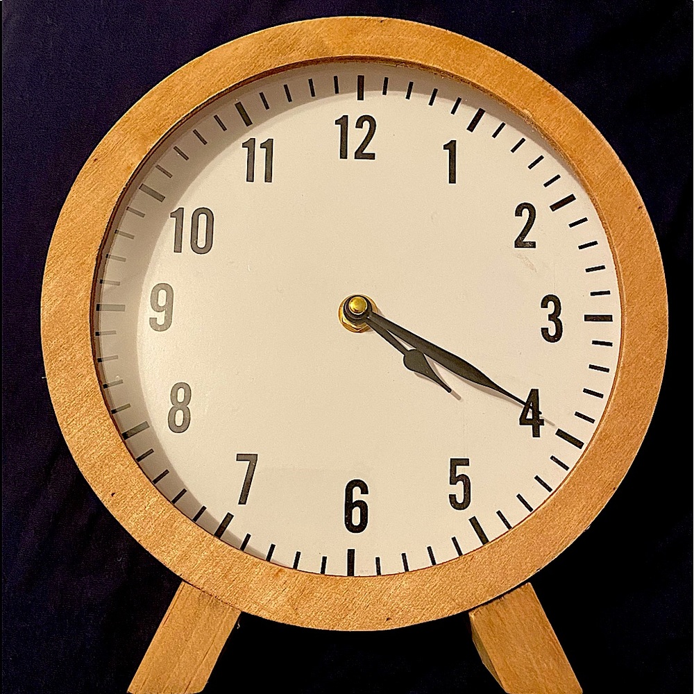 Tabletop—Mantle Clock (1) AA Batteries